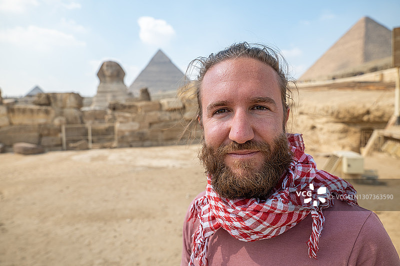 以埃及狮身人面像和金字塔为背景的男人肖像图片素材
