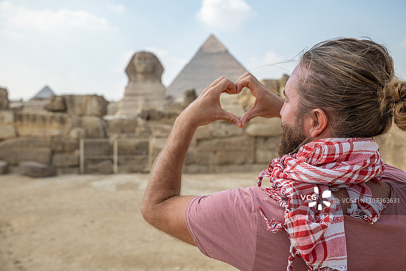男人热爱埃及的奇观图片素材