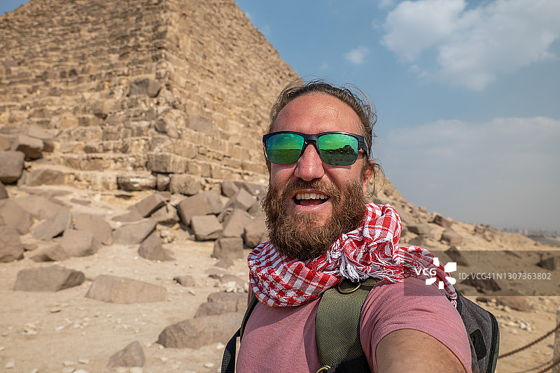 男子在埃及金字塔自拍图片素材