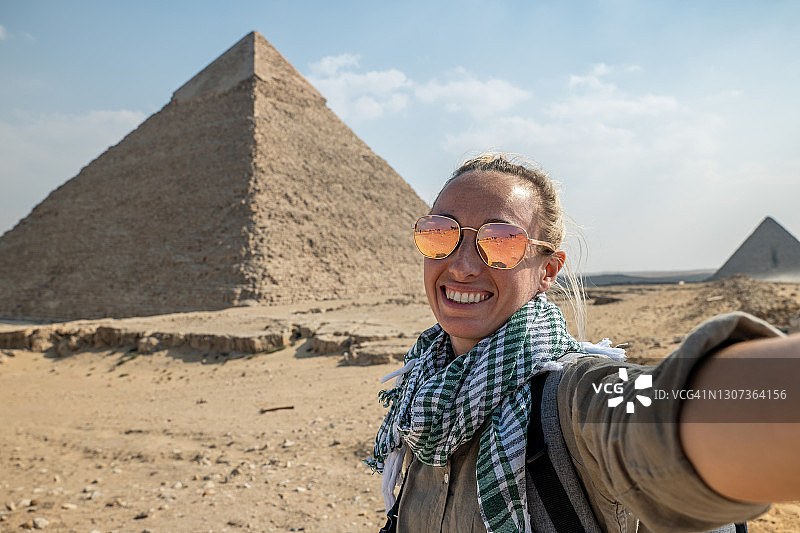 女人在埃及金字塔前自拍图片素材