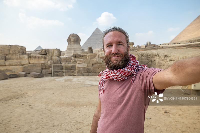 男子在埃及金字塔自拍图片素材
