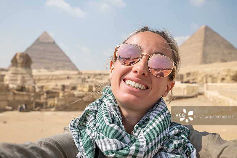 快乐的女人在埃及金字塔前自拍图片素材