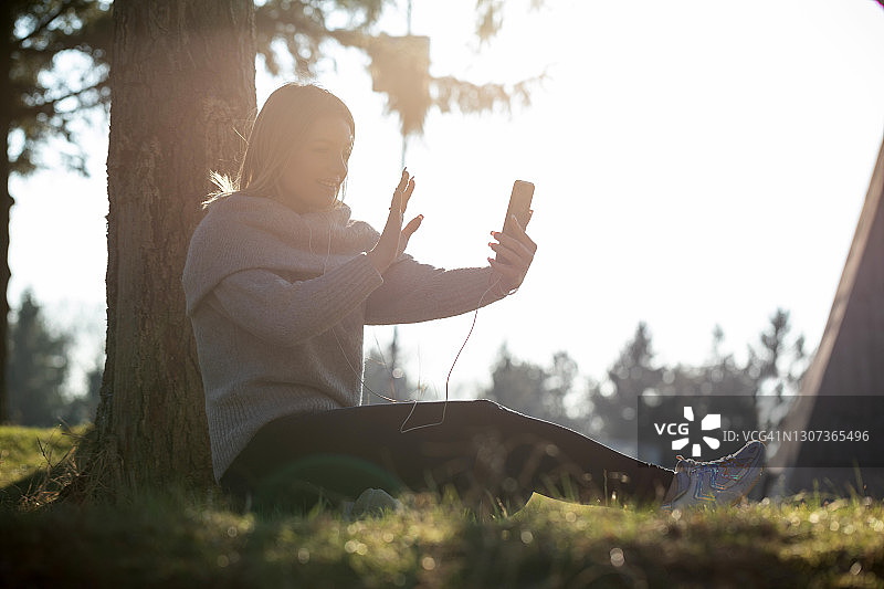 年轻女人在户外进行在线会议图片素材