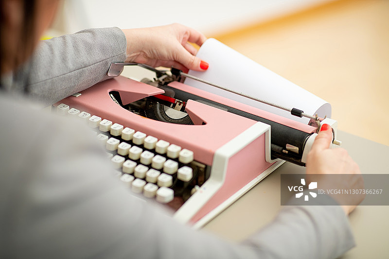 调整打字机中的纸张图片素材