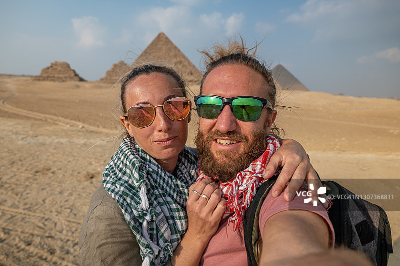 在埃及金字塔前自拍的幸福情侣图片素材