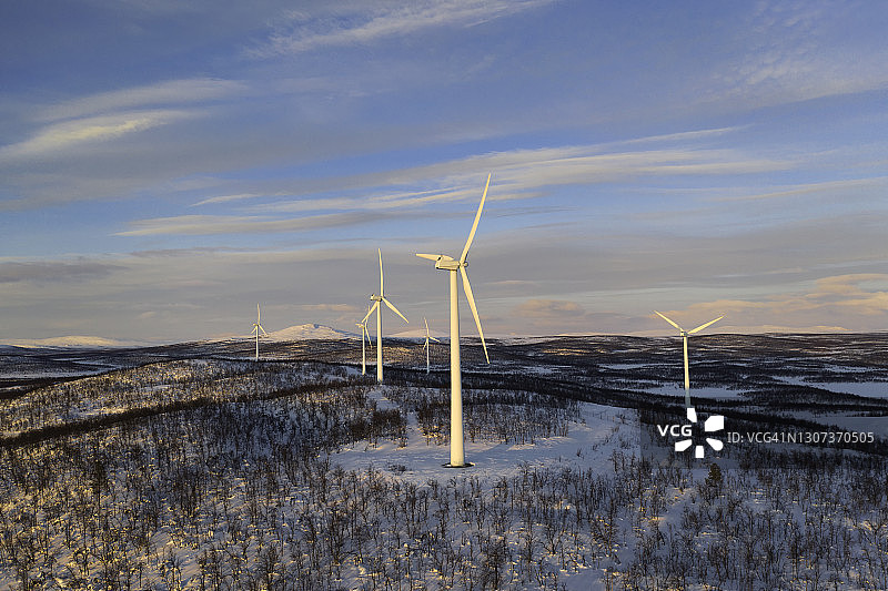 冬季景观中的风力发电站图片素材