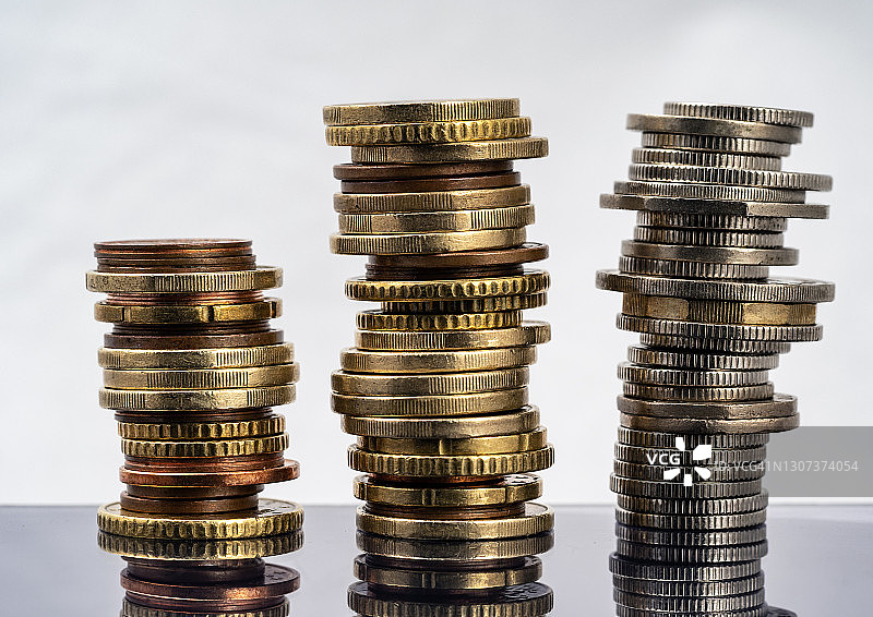 白色背景上的一堆储蓄硬币图片素材