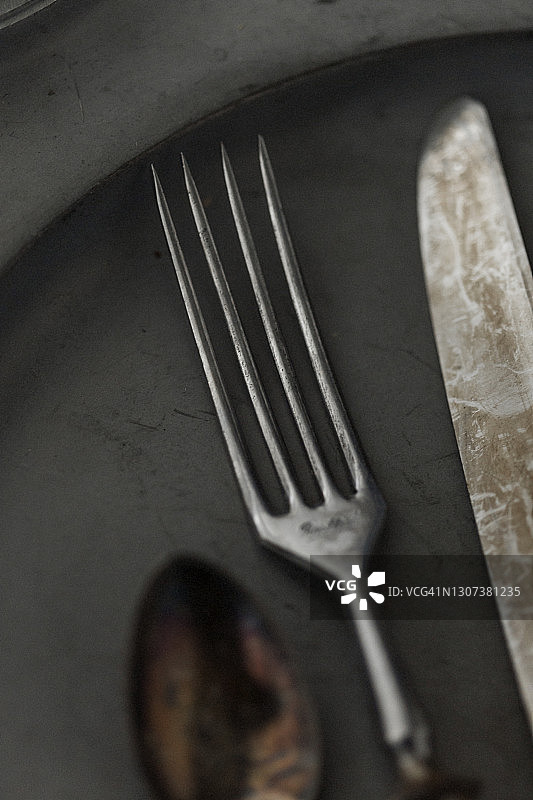 带餐具的扇形旧金属托盘图片素材