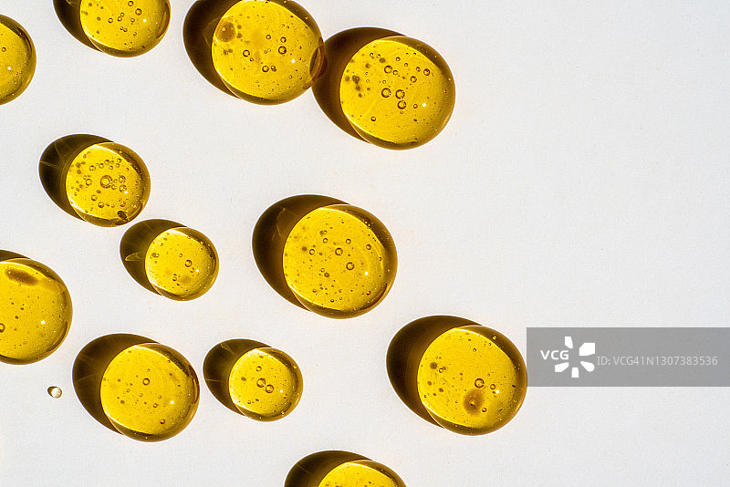 白色背景上的蜂蜜滴图片素材