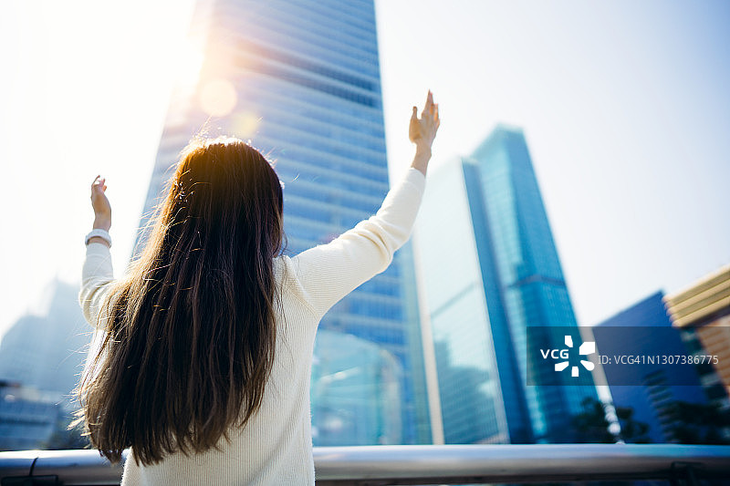 中国上海陆家嘴金融区，年轻亚洲女商人眺望金融摩天大楼的背影图片素材