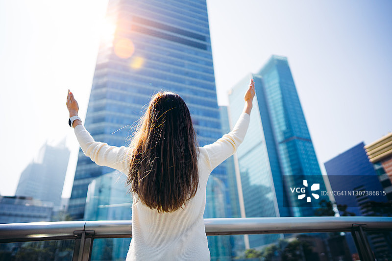 中国上海陆家嘴金融区，年轻亚洲女商人眺望金融摩天大楼的背影图片素材