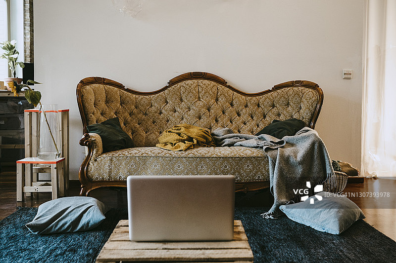 带笔记本电脑和沙发的客厅内饰图片素材