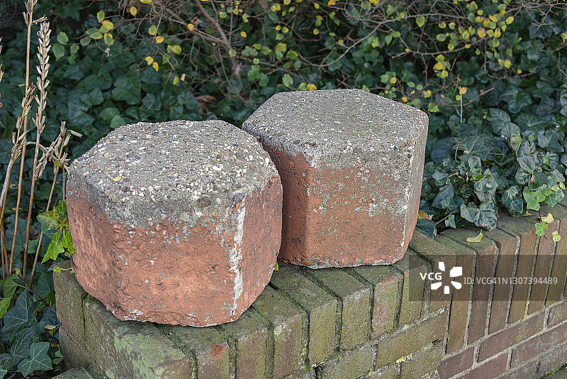 两块橙色立方体形状的石头放在墙上图片素材