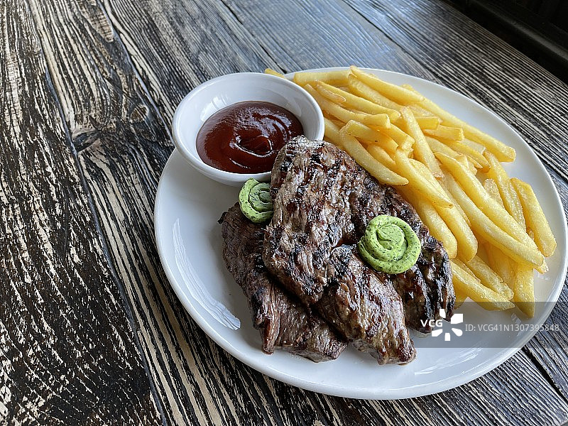 牛排配薯条和番茄酱图片素材