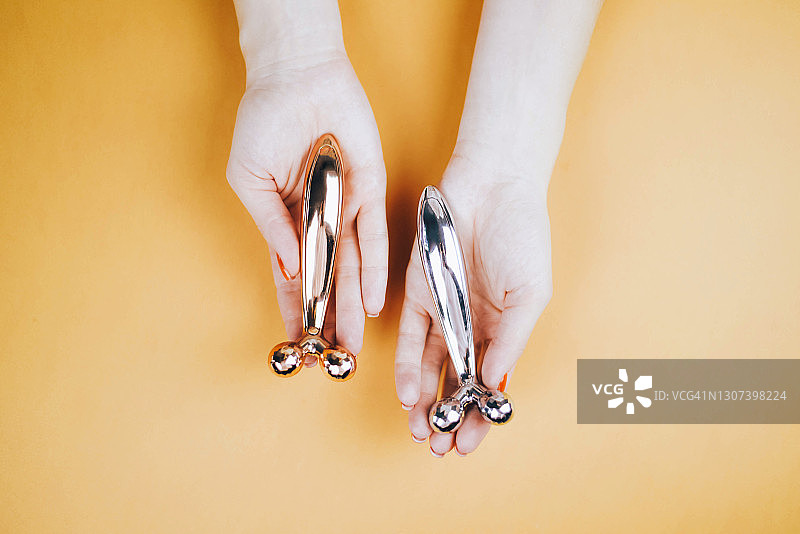 女性手中的面部按摩器图片素材