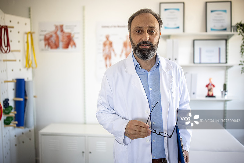 在医生办公室身穿白大褂的医生肖像照图片素材