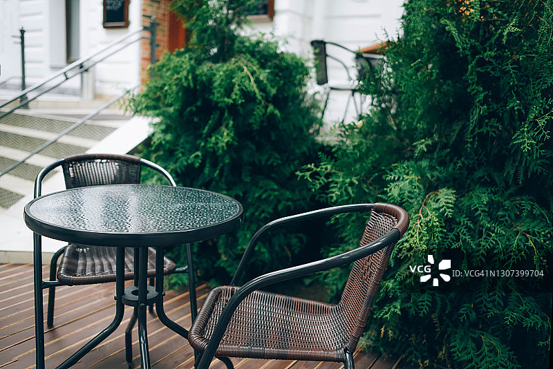 没有人的街头咖啡馆的夏季露台图片素材