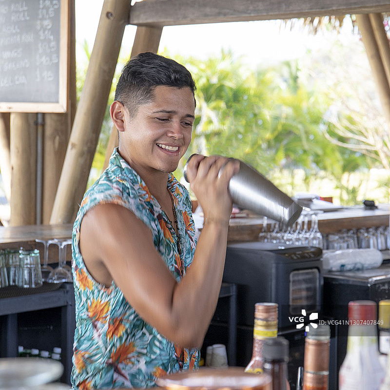 调酒师在露天酒吧调制饮品的肖像图片素材