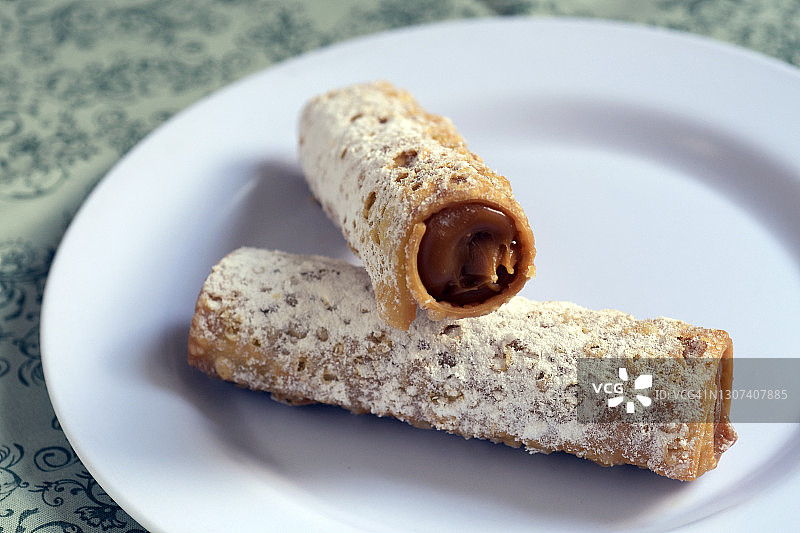 焦糖牛奶馅奶油甜馅煎饼卷图片素材