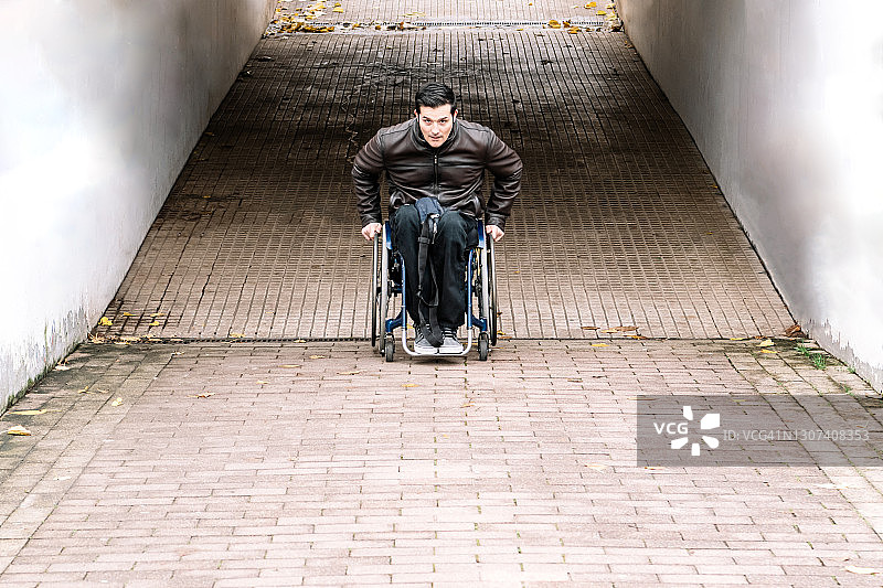 准备爬坡的残疾男子图片素材