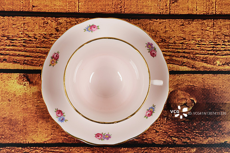 木桌上的茶杯和茶托图片素材