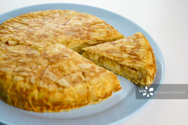 西班牙土豆煎蛋卷配洋葱图片素材