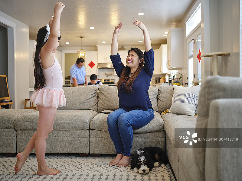 中国家庭居家生活场景图片素材