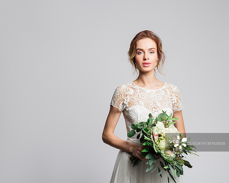 手捧鲜花的美丽新娘肖像图片素材