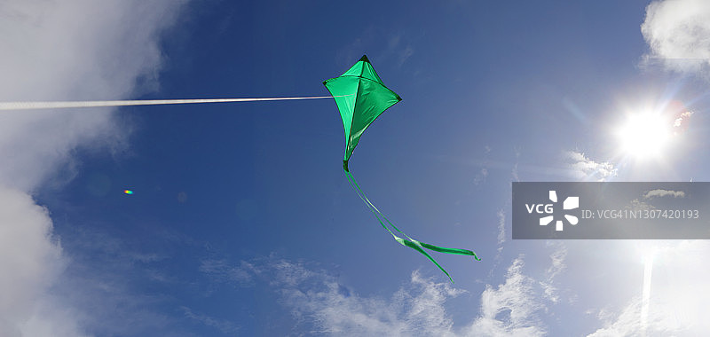 绿色风筝在空中飞舞图片素材