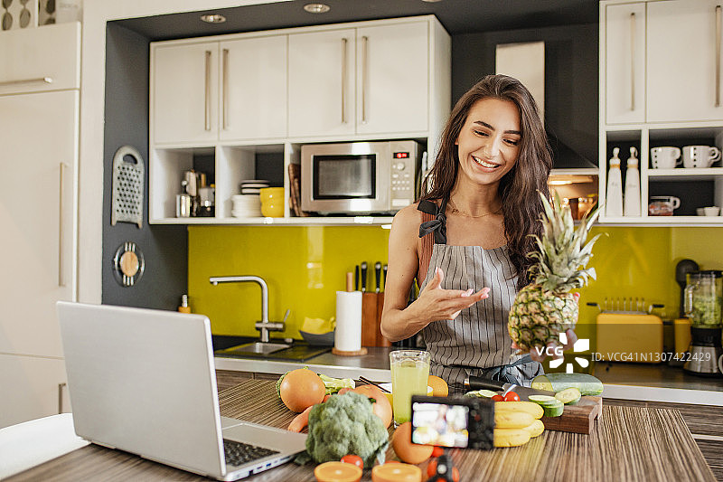 年轻女人拍摄健康饮食视频图片素材