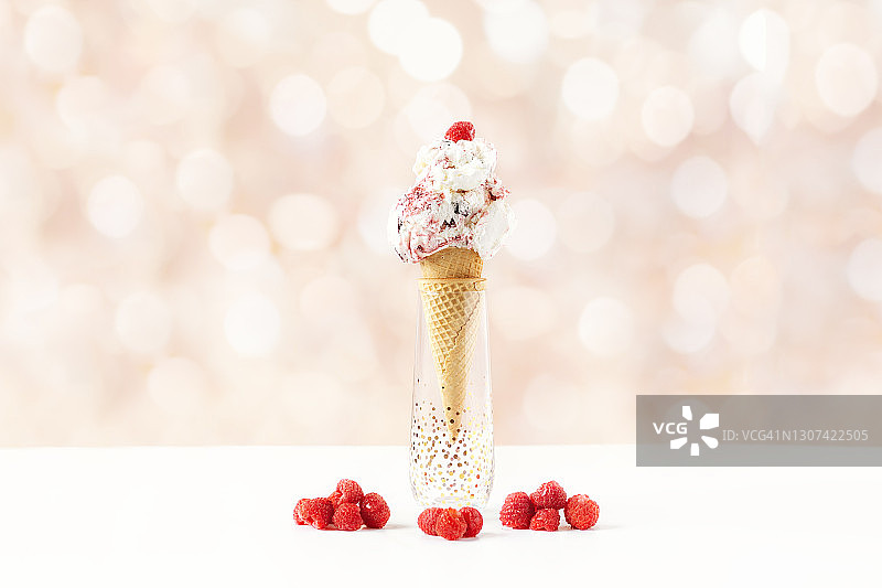 覆盆子冰淇淋甜筒图片素材