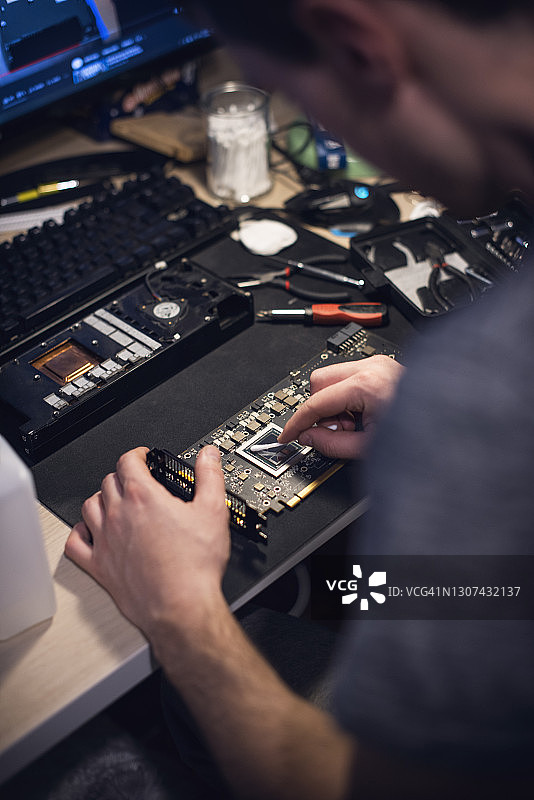 工程师维修电脑图片素材