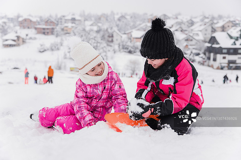 快乐的孩子们在雪地里玩耍图片素材