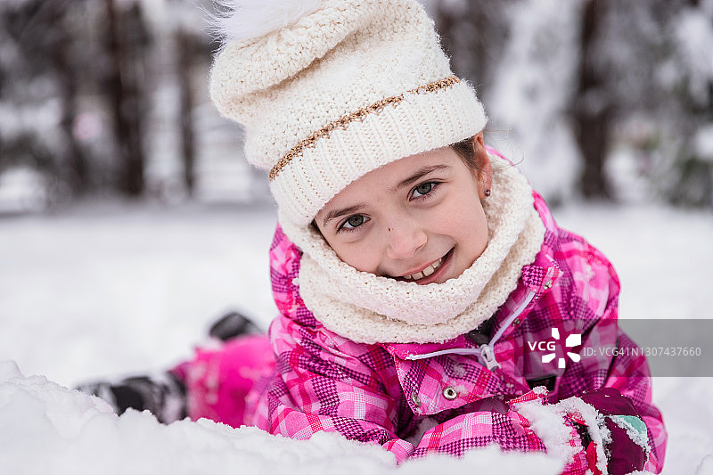 在雪地上放松的可爱女孩图片素材