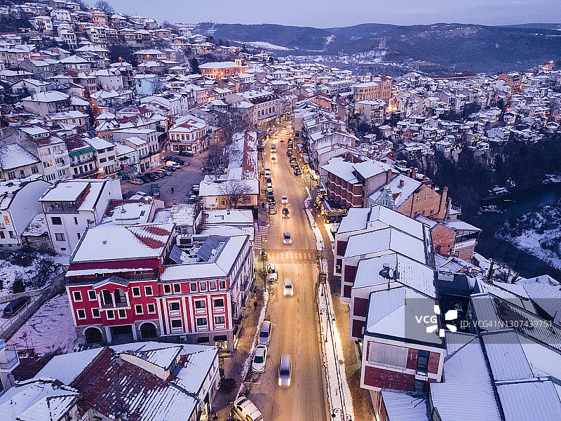 冬季鸟瞰：夜幕下的特尔诺沃市图片素材