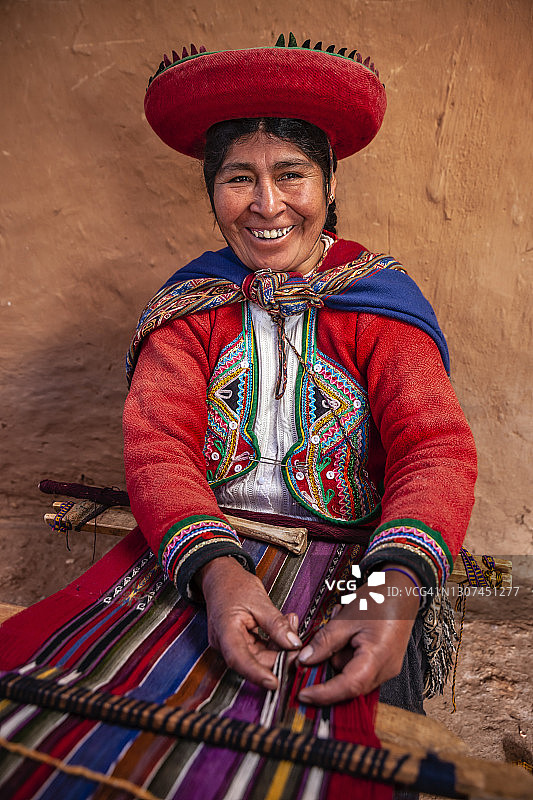 秘鲁妇女在钦切罗的神圣山谷编织图片素材