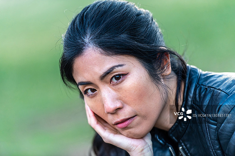 非常焦虑的亚洲中年失业女性看着镜头图片素材