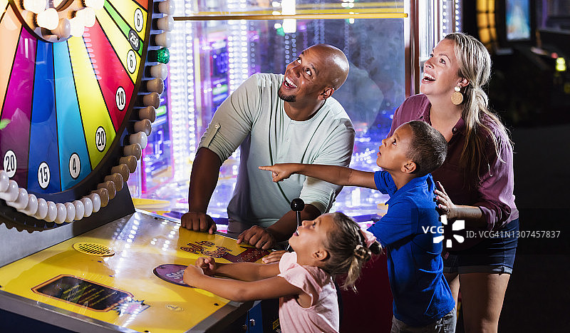 家庭，两个孩子玩街机游戏图片素材