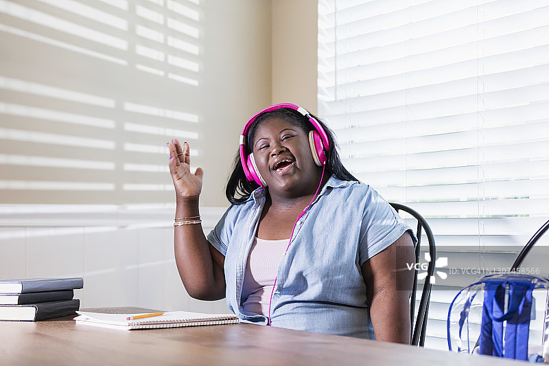 做作业的唐氏综合征少女图片素材