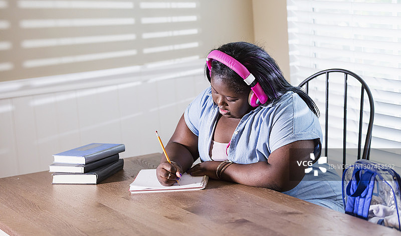 做作业的唐氏综合征少女图片素材