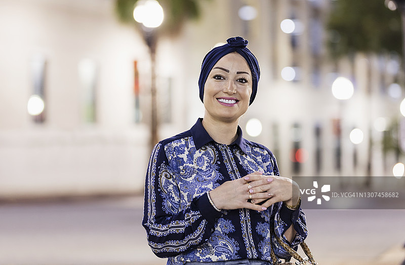 城市中的中东妇女图片素材