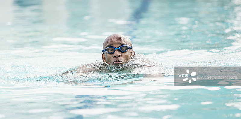 年长的非裔美国男子游泳蛙泳图片素材