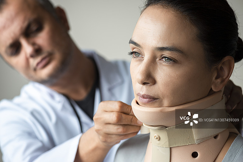 戴着颈托的女人图片素材