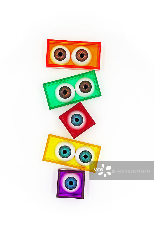 彩色盒子里的玻璃眼睛图片素材