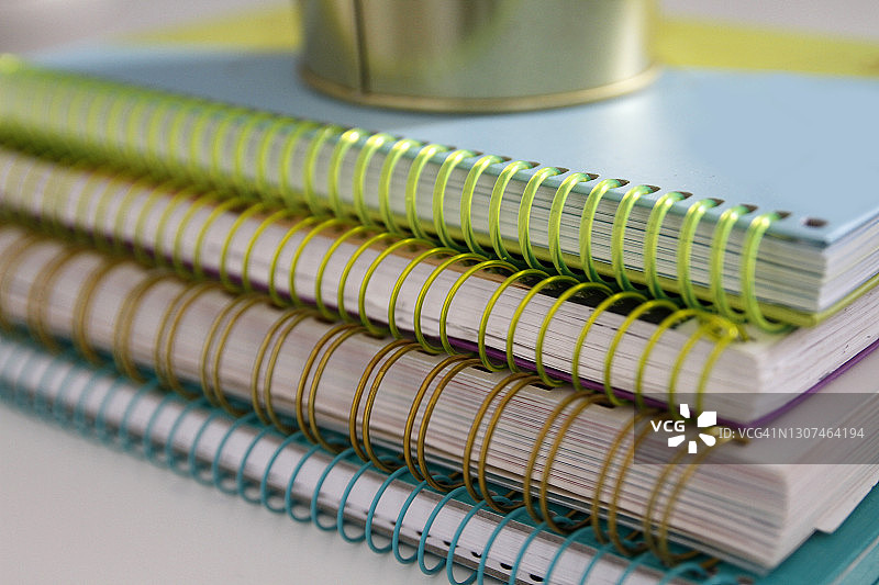 堆叠的笔记本图片素材