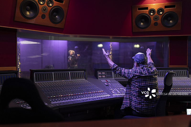 听音乐时举起双臂的中年男人图片素材