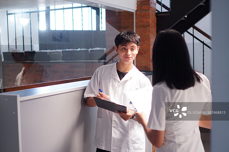 年轻的医学生们图片素材