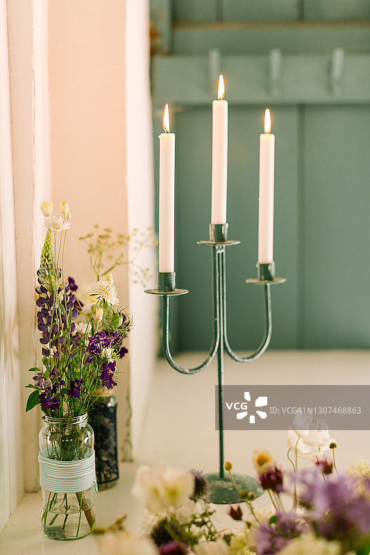 带有三支蜡烛的烛台图片素材