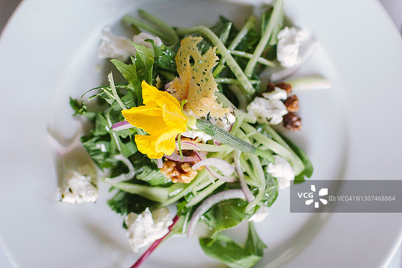 用食用花卉装饰的绿色沙拉图片素材