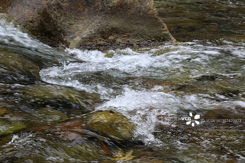 小溪涟漪水面图片素材